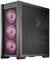 Ein schwarzes Computergehäuse mit durchsichtigem Frontpanel zeigt drei rosa leuchtende Lüfter. Seitenansicht mit Mesh-Verkleidung.