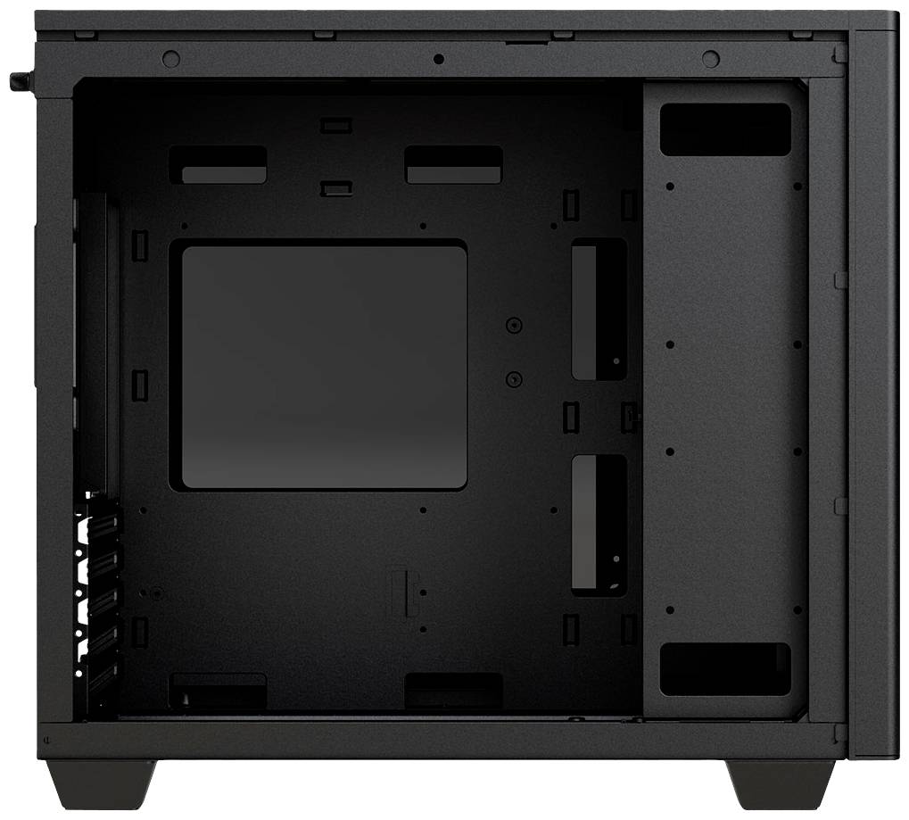 Ein offenes Computergehäuse aus Metall in Schwarz, ohne Komponenten, zeigt Halterungen und Schlitze für Kühlung und Kabelmanagement.