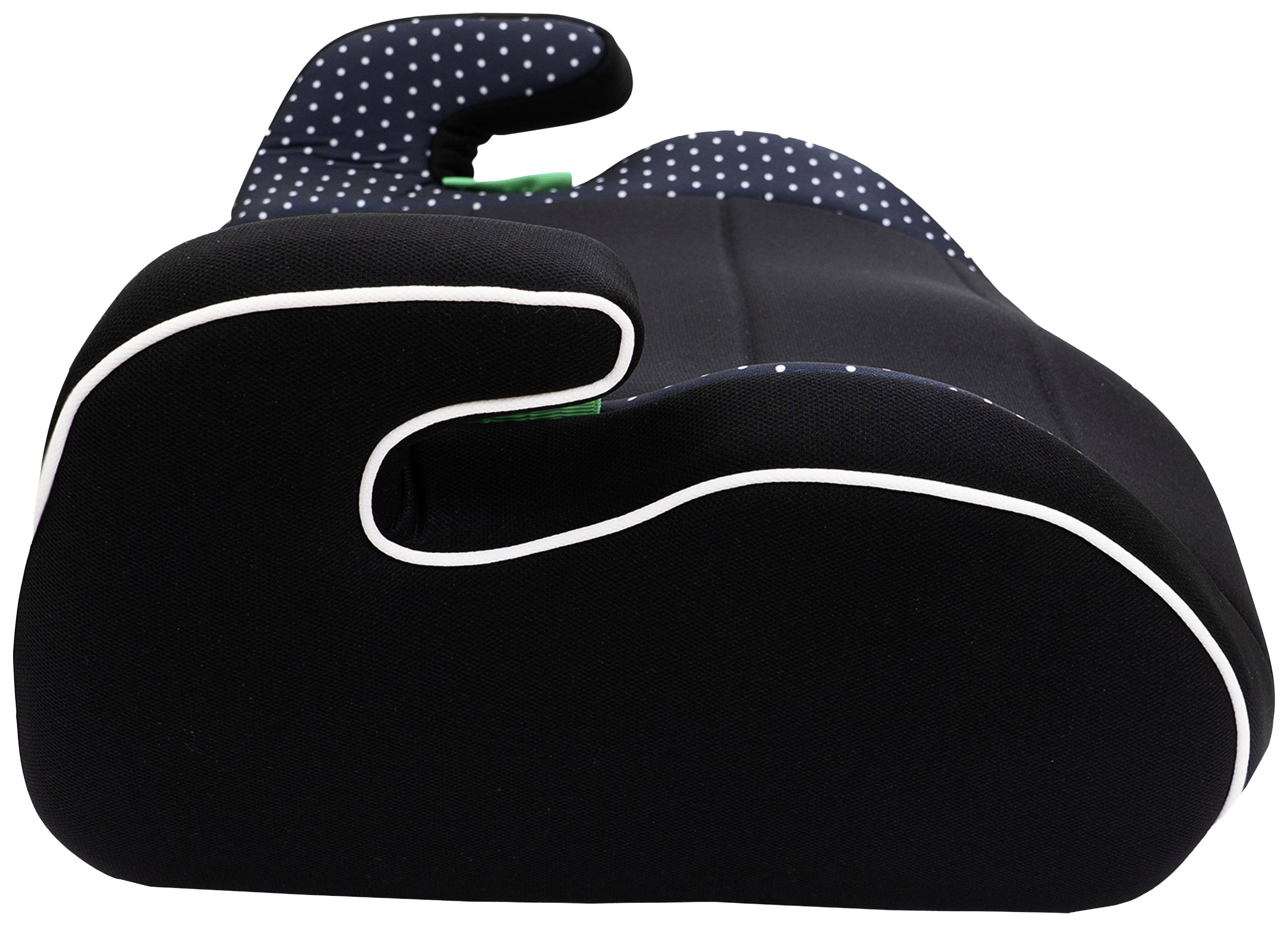 Eine schwarze Kindersitzerhöhung mit weißen Punkten auf der Rückenlehne und weißen Nähten am Rand.