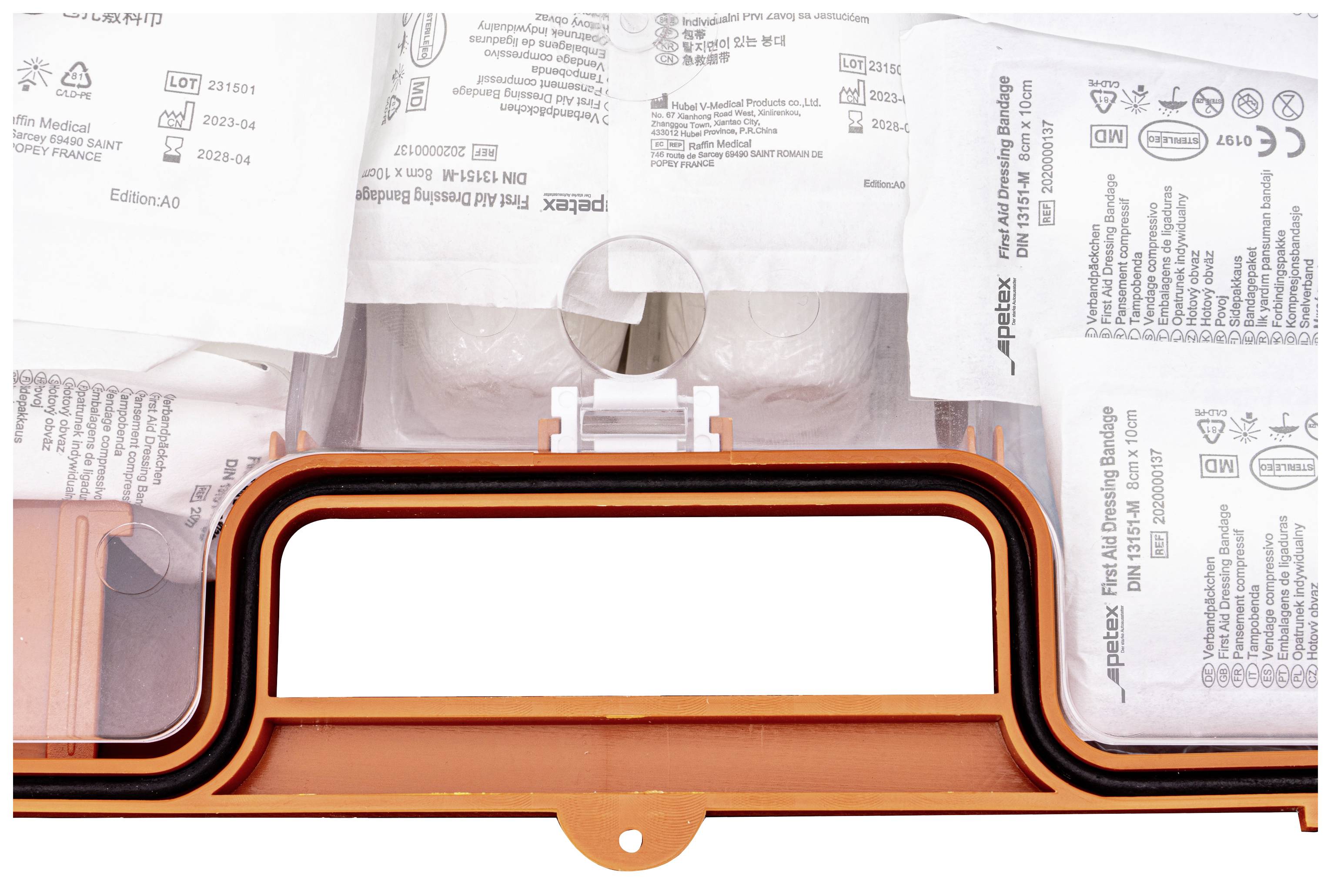 Ein offener Erste-Hilfe-Kasten mit sterilen Verpackungen und medizinischem Zubehör, bereit für den Einsatz in Notfallsituationen.