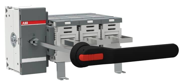 Ein grauer ABB-Sicherungsautomat mit rotem Hebel, für industrielle Stromsteuerung und -schutz in elektrischen Systemen.