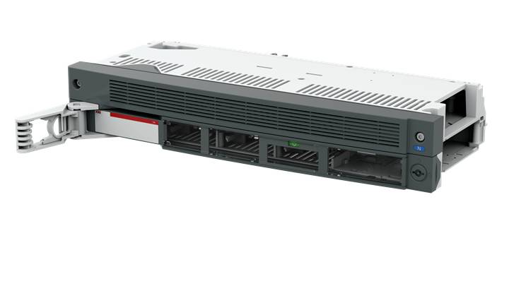 Ein Server-Bauteil in horizontaler Position, dunkelgraue Front mit Lüftungsschlitzen und zwei sichtbare Einschubfächer, eins offen.