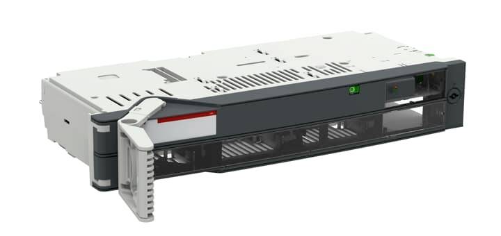 Ein Servereinschub, Darstellung eines Computermoduls mit Griff zum Einbau in ein Rechenzentrum, fokussiert auf die Frontansicht.