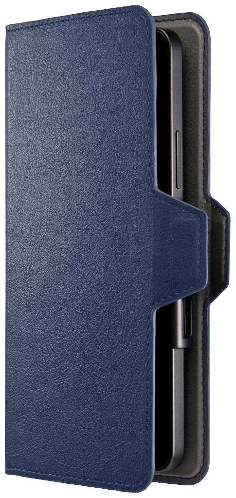 Ein blaues Handy-Etui aus Leder mit einer Klappe, die eine teilweise sichtbare Smartphone-Kante und einen Stifthalter zeigt.