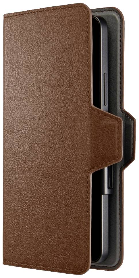 Eine braune Lederhülle ist teilweise geöffnet und zeigt ein schwarzes Smartphone im Inneren. Die Hülle hat eine Lasche zum Verschließen.