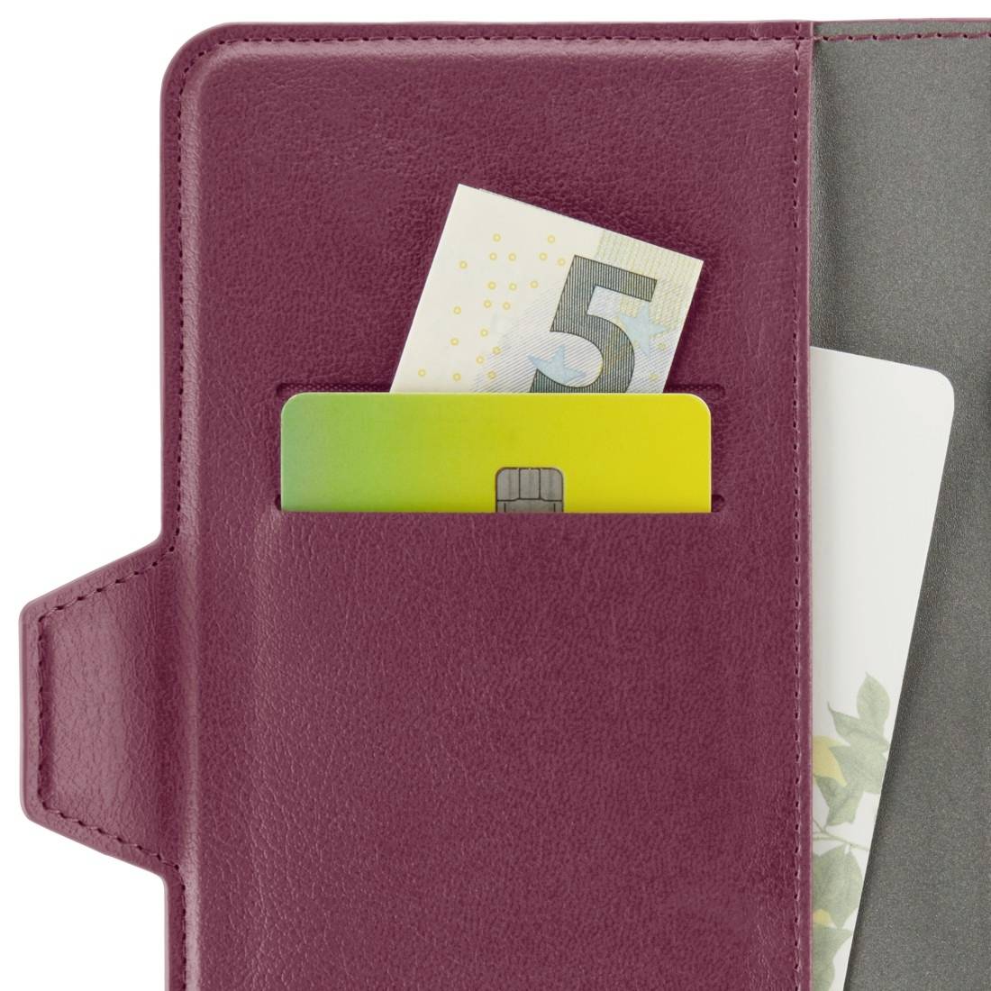 Offene lila Brieftasche mit einem Geldschein und zwei Kartenfächern. Ein Fünf-Euro-Schein und eine grüne Karte sind sichtbar.