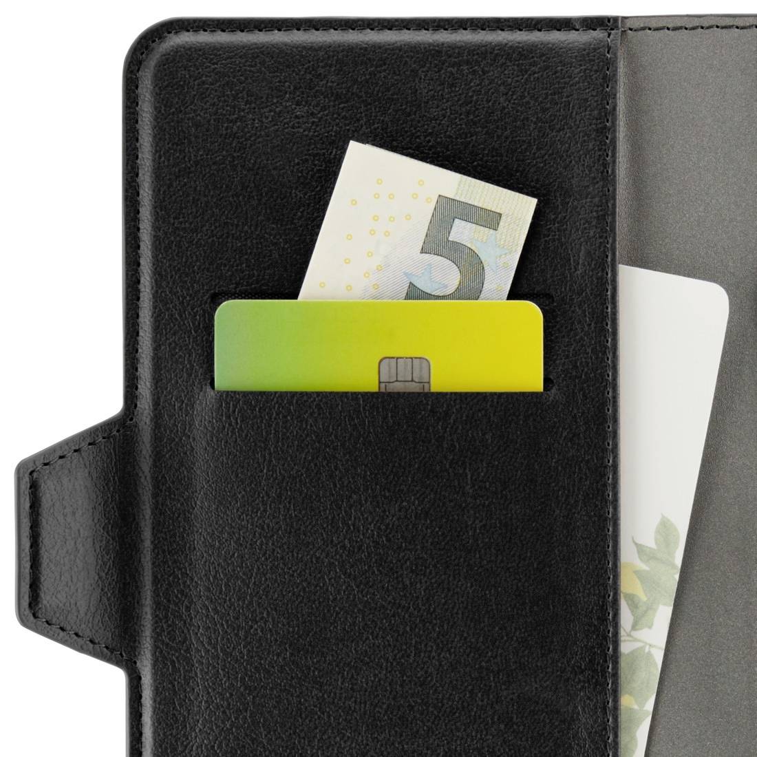 Schwarze Brieftasche mit eingeschobenem Geldschein und bunter Kreditkarte in den Kartenfächern.
