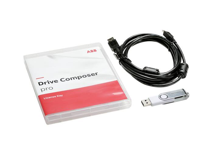 Ein USB-Stick und ein packungsbeladener Software-Lizenzschlüssel mit der Aufschrift 'Drive Composer pro'. Ein USB-Kabel liegt daneben.
