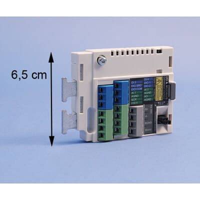'Elektronisches Gerät für den Schaltschrankbau, 6,5 cm Höhe. Mehrere farbcodierte Anschlüsse sichtbar, seitlich montierbar.'
