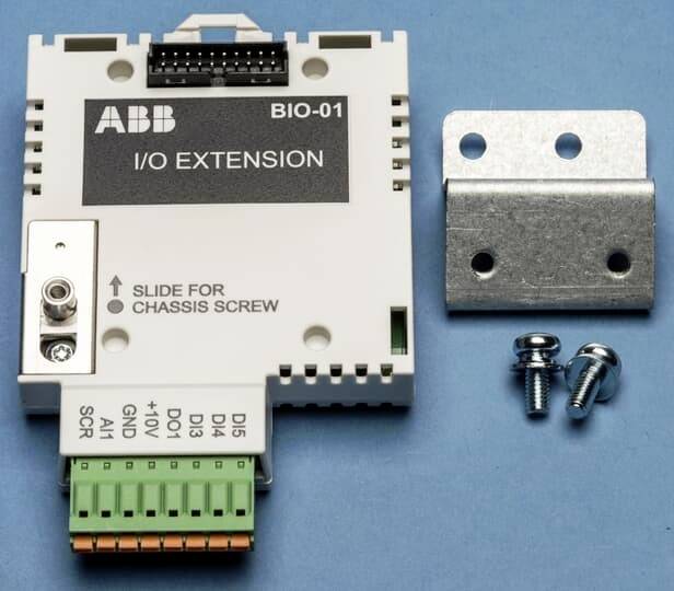 Ein I/O-Erweiterungsmodul mit Kennzeichnung 'ABB BIO-01', links eine weiße Steckereinheit mit farbigen Anschlüssen, rechts Metallhalterung und Schrauben.