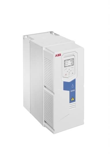 Industrieumrichter mit integriertem Display und Steuerungseinheit, Markenlogo oben rechts. Gerät zur Regelung elektrischer Antriebe.