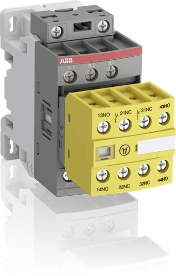 Ein gelbes und graues elektrisches Schütz mit mehreren Schraubklemmen und Beschriftungen für Verkabelung, von der Marke ABB.