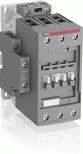 Schwarzer elektrischer Schütz mit mehreren Anschlüssen, Hebeln und Schrauben, montiert auf einer hellen Oberfläche.