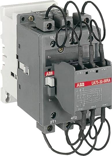Ein Schütz von ABB mit Modellnummer 'UA75-30-00RA', schwarzer Aufbau mit mehreren angeschlossenen Kabeln.