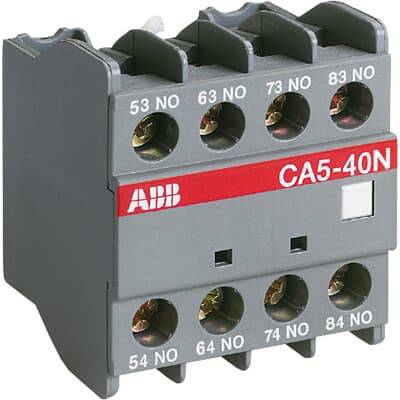 Ein grauer elektrischer Klemmenblock mit der Aufschrift 'CA5-40N' und den Anschlüssen 53 NO, 63 NO, 73 NO, 83 NO, 54 NO, 64 NO, 74 NO, 84 NO.