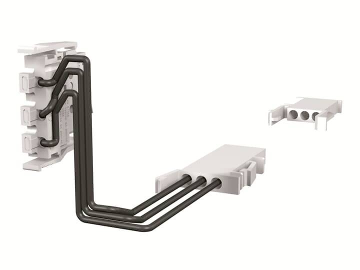 Kabelstecksystem, bestehend aus zwei weißen Modulen verbunden mit schwarzen Kabeln. Ein Modul ist separat positioniert.