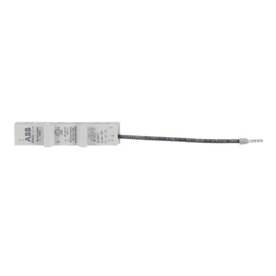 'ABB'-Relais-Modul mit einem schwarzen Kabel an der Seite, das als Schaltgerät für elektrische Anwendungen verwendet wird.