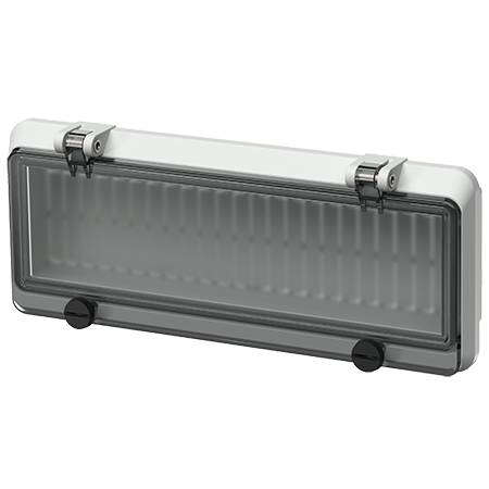 Rechteckige weiße und graue Kunststoffbox mit transparentem Deckel und zwei Verschlüssen an der Oberseite, montiert an der Wand.