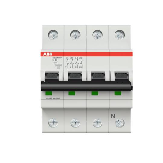 Vierpoliger Sicherungsautomat mit roten und schwarzen Markierungen, abgebildet von vorne. Geeignet für den Schutz von elektrischen Schaltkreisen.