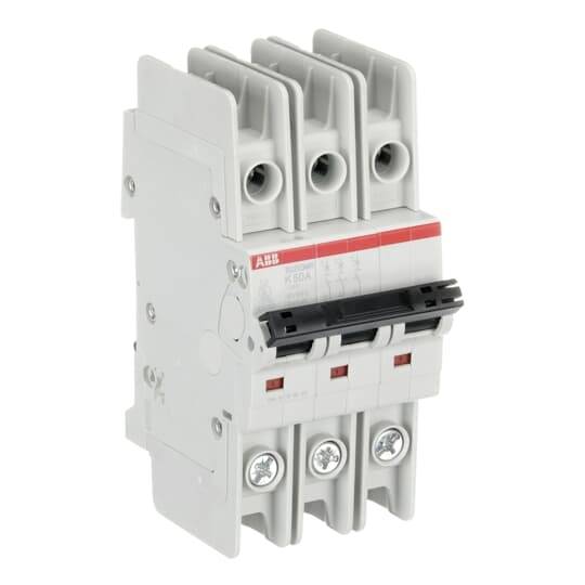 Ein dreipoliger, grauer Sicherungsautomat mit Hebel und Schraubklemmen, dient zur Unterbrechung von Stromkreisen in elektrischen Anlagen.