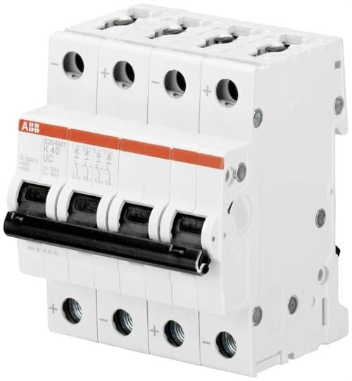 Leistungsschalter mit vier Schaltern und Beschriftung 'ABB', Modellnummer 'K40 UC', angezeigt in einem Winkel von etwa 45 Grad.