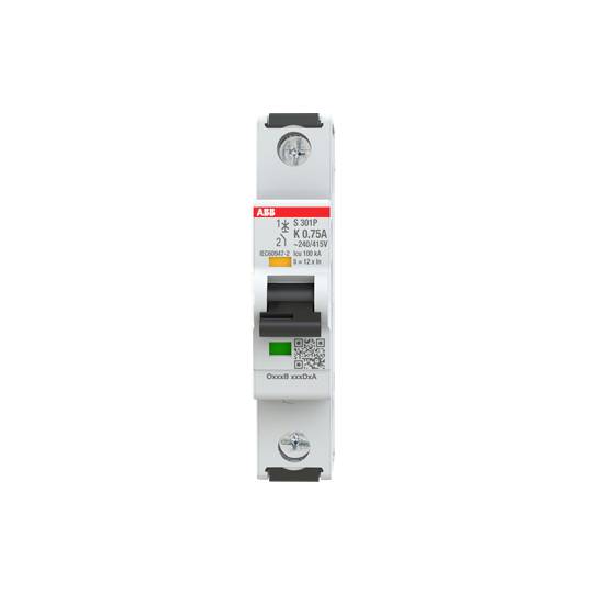 Ein elektrischer Sicherungsautomat mit Etiketten, die technische Spezifikationen wie 0,75 A und 690 V sowie einen QR-Code anzeigen.