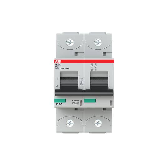 Stromschutzschalter mit grauem Gehäuse und roten Details. Beschriftet mit 'ABB' und elektrischen Spezifikationen.