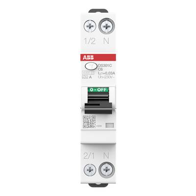 Ein FI-Fehlerstromschutzschalter mit Beschriftungen, grüner 'O'-Aus-Schalter, Markenname 'ABB', zeigt aktuelle elektrische Spezifikationen.