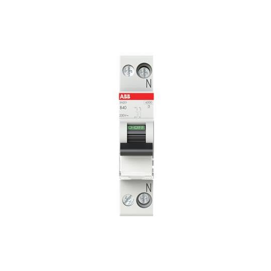 Ein einpoliger Schutzschalter der Marke ABB, Modell B40, mit einem aktuellen Nennwert von 20V und einem Kippschalter für Ein/Aus.