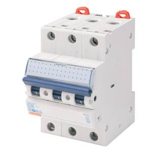 Ein dreipoliger Schutzschalter, vermutlich für elektrische Installationen, mit roten Schaltern oben und blauen Zwischenstücken.