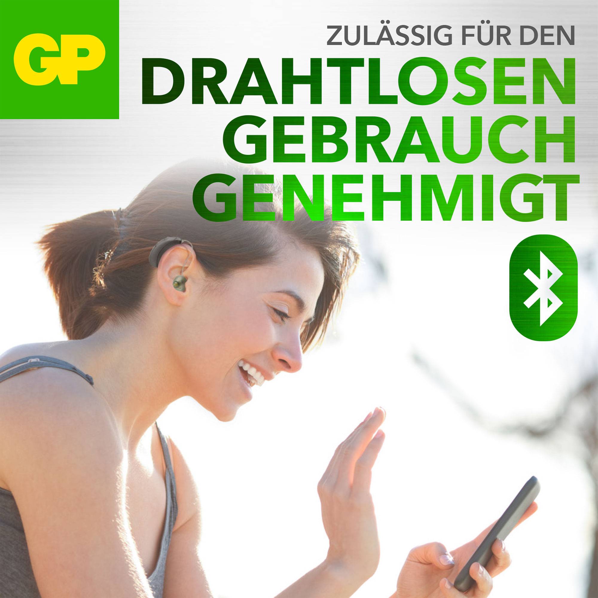 Eine Frau hört mit einem Ohrstöpsel Musik von einem Smartphone. Oben steht 'Zulässig für den drahtlosen Gebrauch genehmigt'.