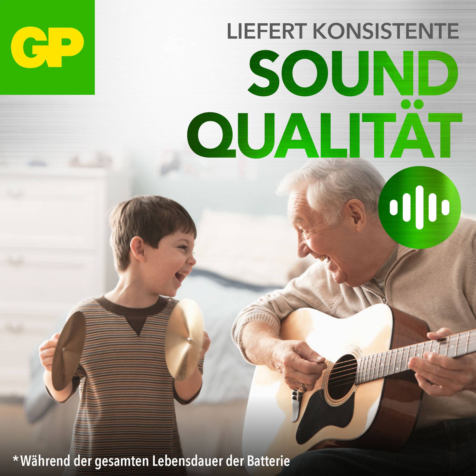 Ein älterer Mann spielt Gitarre, während ein Junge ihm mit Becken lächelnd zuhört. Text: 'Liefert konsistente Soundqualität'.