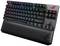 Schwarze Gaming-Tastatur mit RGB-Beleuchtung und abnehmbarer Handballenauflage, Markenlogo oben rechts, Tasten leuchten in Regenbogenfarben.