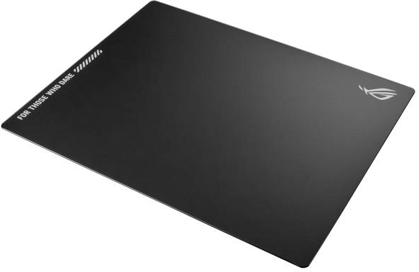 Eine schwarze Gaming-Mausmatte mit der Aufschrift 'FOR THOSE WHO DARE' in der Ecke.