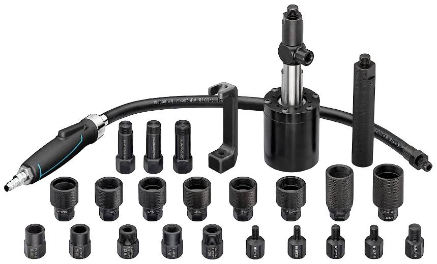 Drehmomentwerkzeug-Set mit hydraulischem Drehmomentschlüssel, verschiedenen Stecknüssen und einem Schlauch auf weißem Hintergrund.