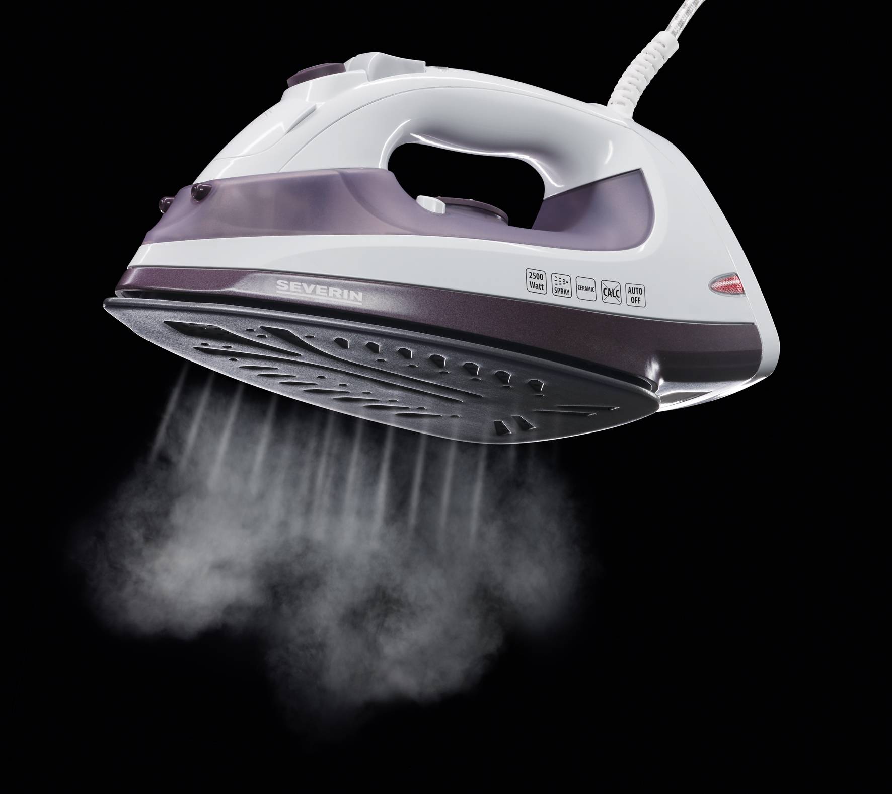 Ein Dampfbügeleisen in Nahaufnahme, das Dampf aus mehreren Öffnungen ausstößt, vor schwarzem Hintergrund.