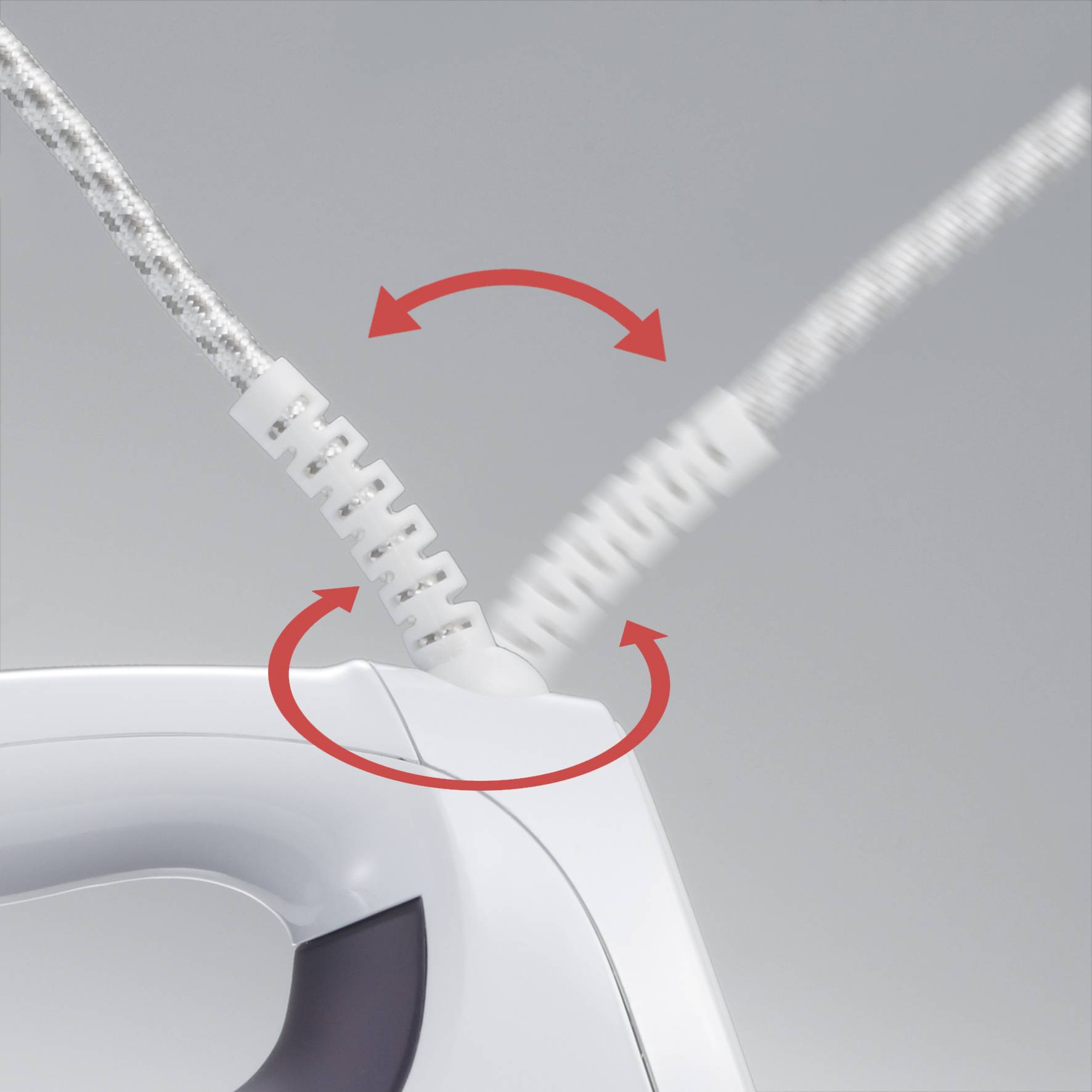 Ein Bügeleisen mit flexiblem Kabelschutz, um Bewegungen in verschiedene Richtungen zu ermöglichen, dargestellt durch rote Pfeile.