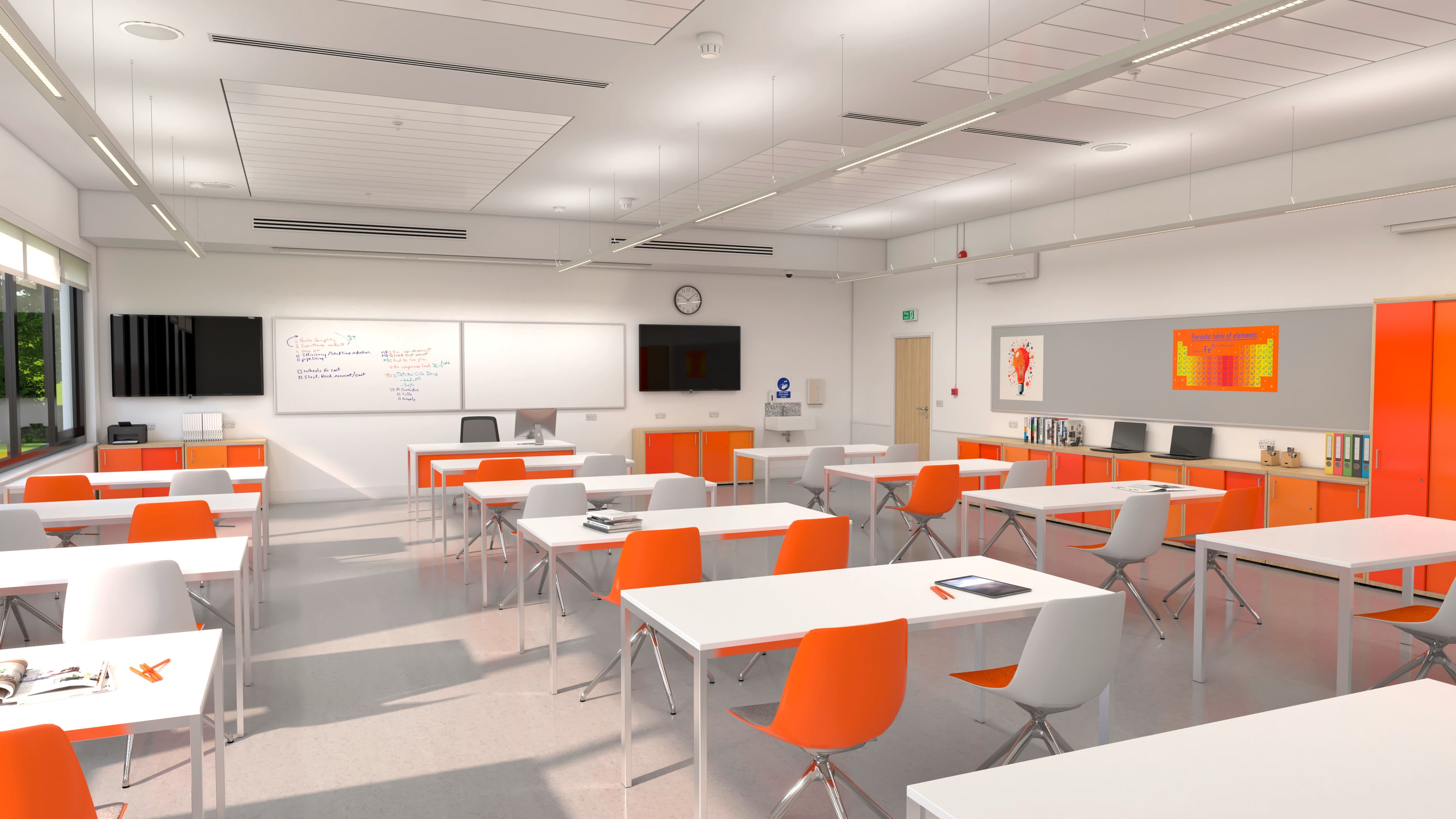 Ein moderner Klassenraum mit weißen Tischen und orangefarbenen Stühlen, zwei Tafeln, einem großen Bildschirm und Regalen an der Seite.