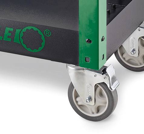 Nahaufnahme eines Transportwagens mit zwei feststellbaren Rollen und grünem Metallrahmen. Geeignet für schwere Lasten.