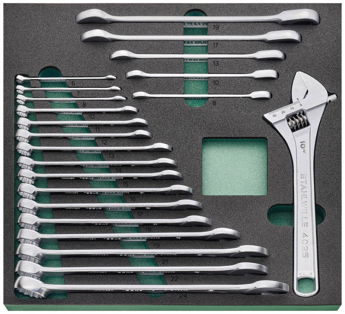 Ein Set aus zehn Gabelschlüsseln und einem verstellbaren Schraubenschlüssel in einer Schaumstoffeinlage. Größen von 8 bis 19 mm.