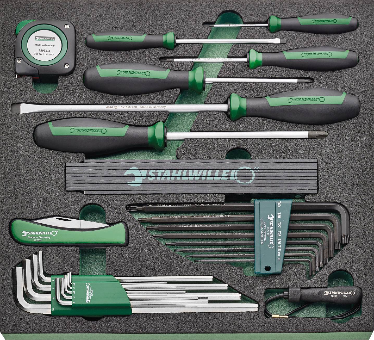 Ein Werkzeugset bestehend aus Schraubenziehern, Innensechskantschlüsseln, einem Messband und einem Cutter, ordentlich in einer Schaumstoffeinlage angeordnet.