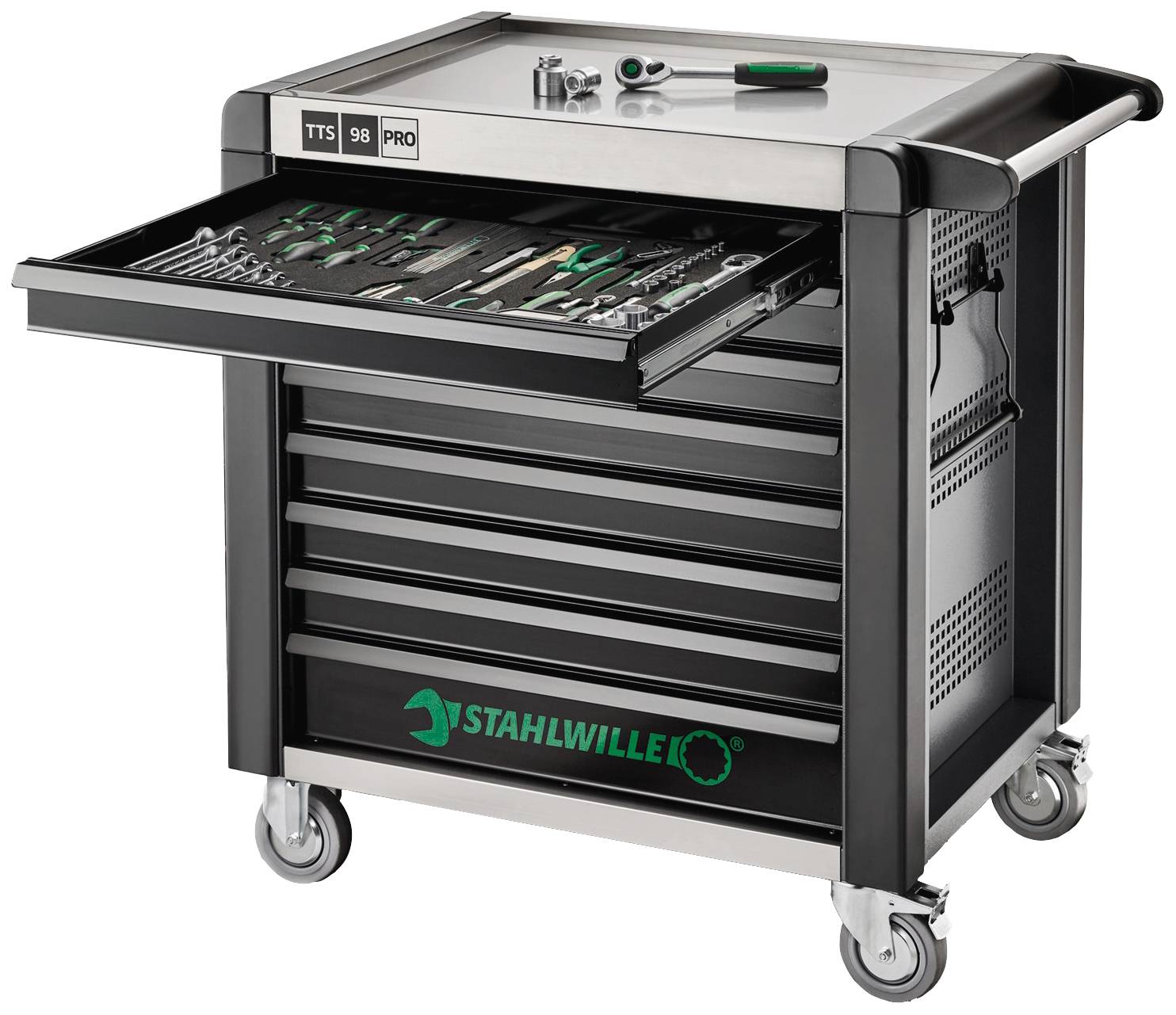 'Werkzeugwagen mit geöffnetem Schubfach, gefüllt mit verschiedenen Handwerkzeugen. Auf der Seite ist das Logo von Stahlwille zu sehen.'