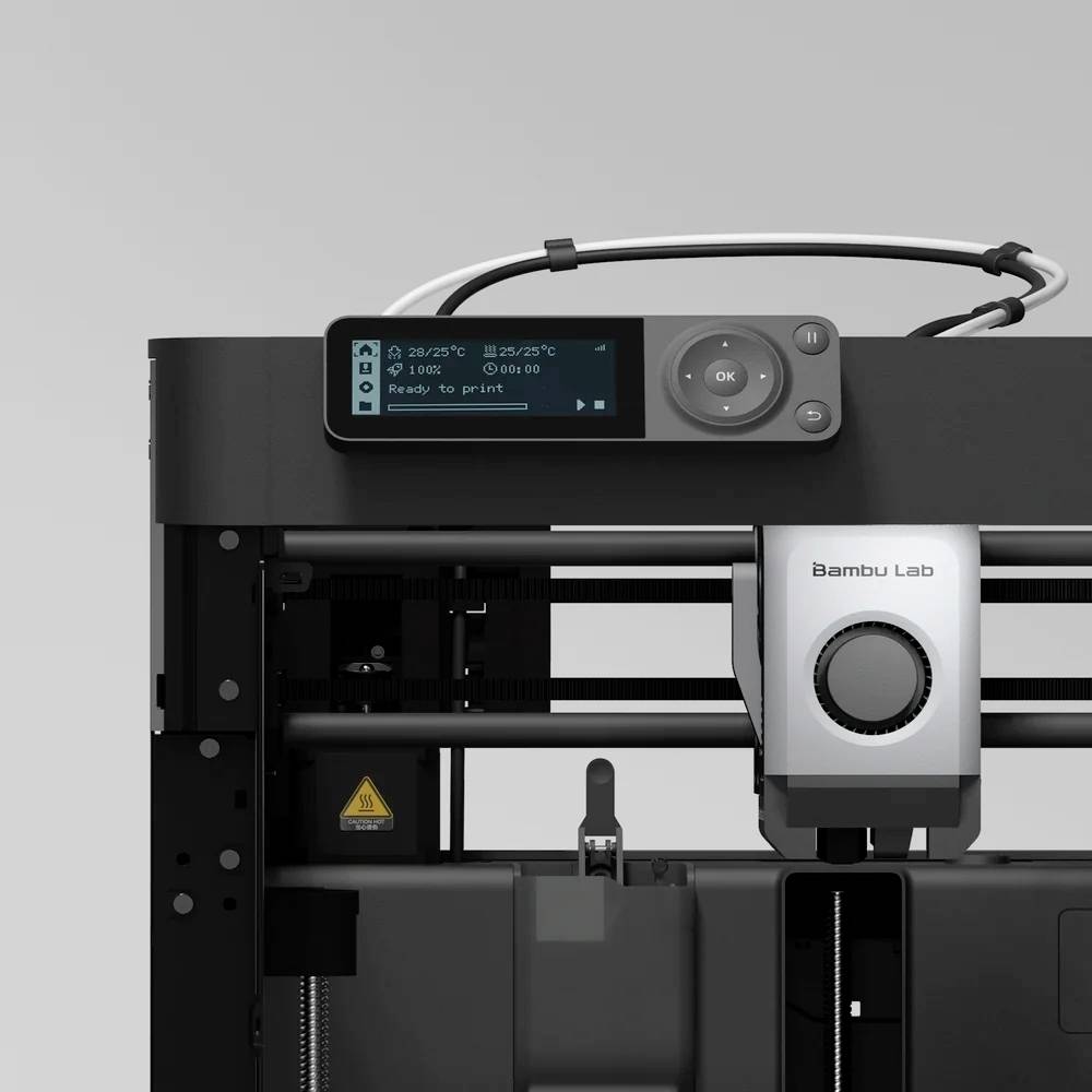 Ein 3D-Drucker mit einem digitalen Display, das den Status 'Bereit zum Drucken' anzeigt, und dem Markenzeichen 'Bambu Lab'.