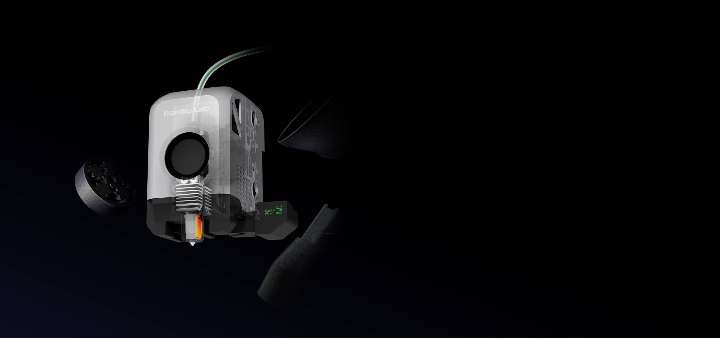 Ein transparentes Gerät auf schwarzem Hintergrund zeigt eine Flüssigkeit, die durch einen Schlauch fließt. Es hat technische Komponenten.