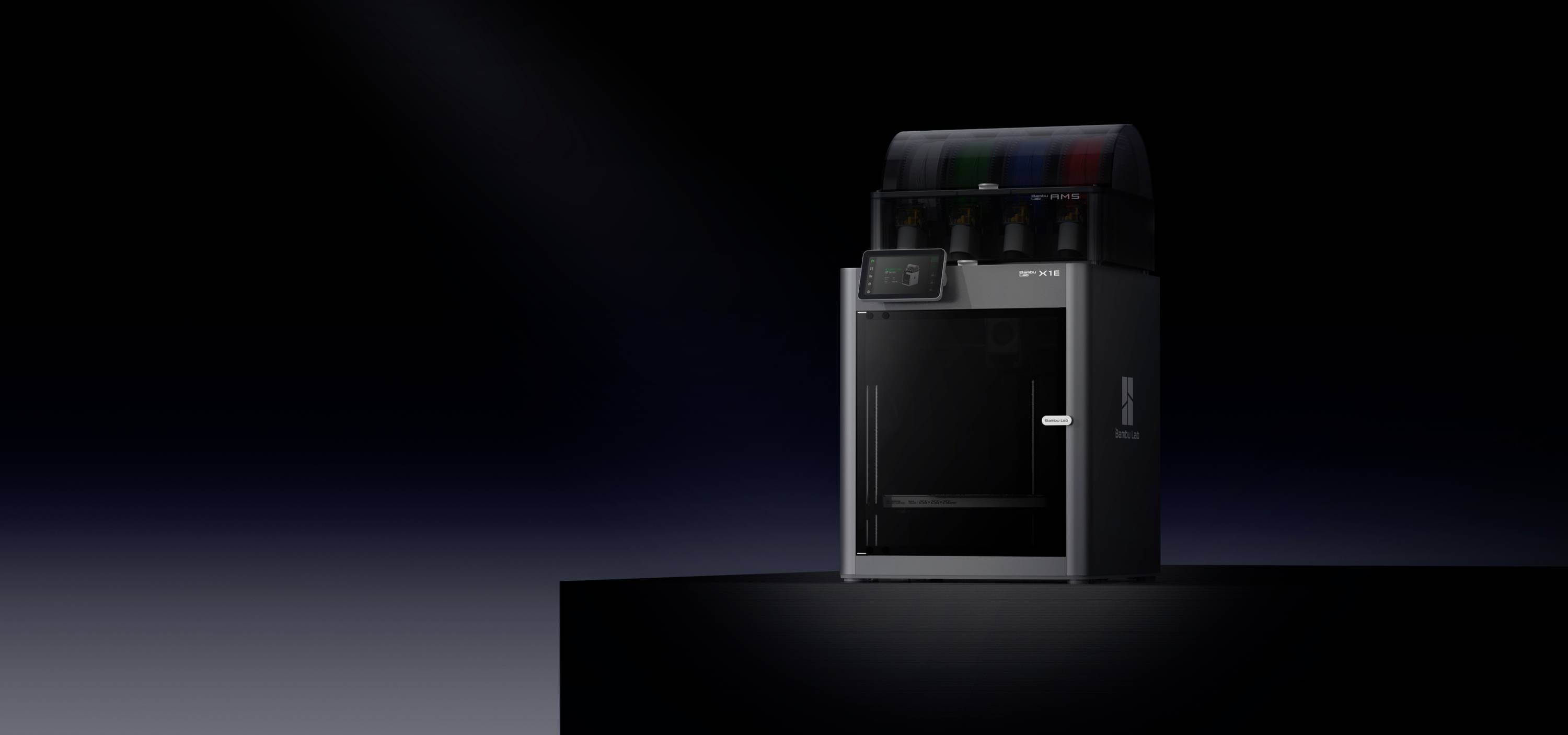 Ein moderner 3D-Drucker steht beleuchtet auf einem Podest in einer dunklen Umgebung, was seine Form und das technische Design hervorhebt.