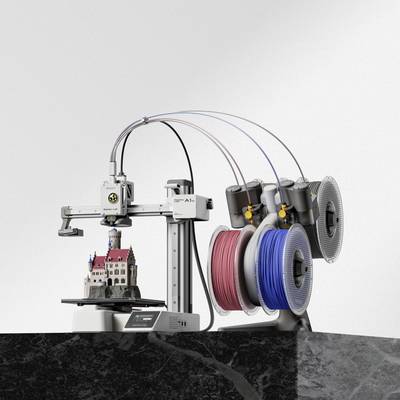 Ein 3D-Drucker erstellt ein detailreiches Modell eines Schlosses. Daneben befinden sich Spulen mit verschiedenfarbigem Filament.