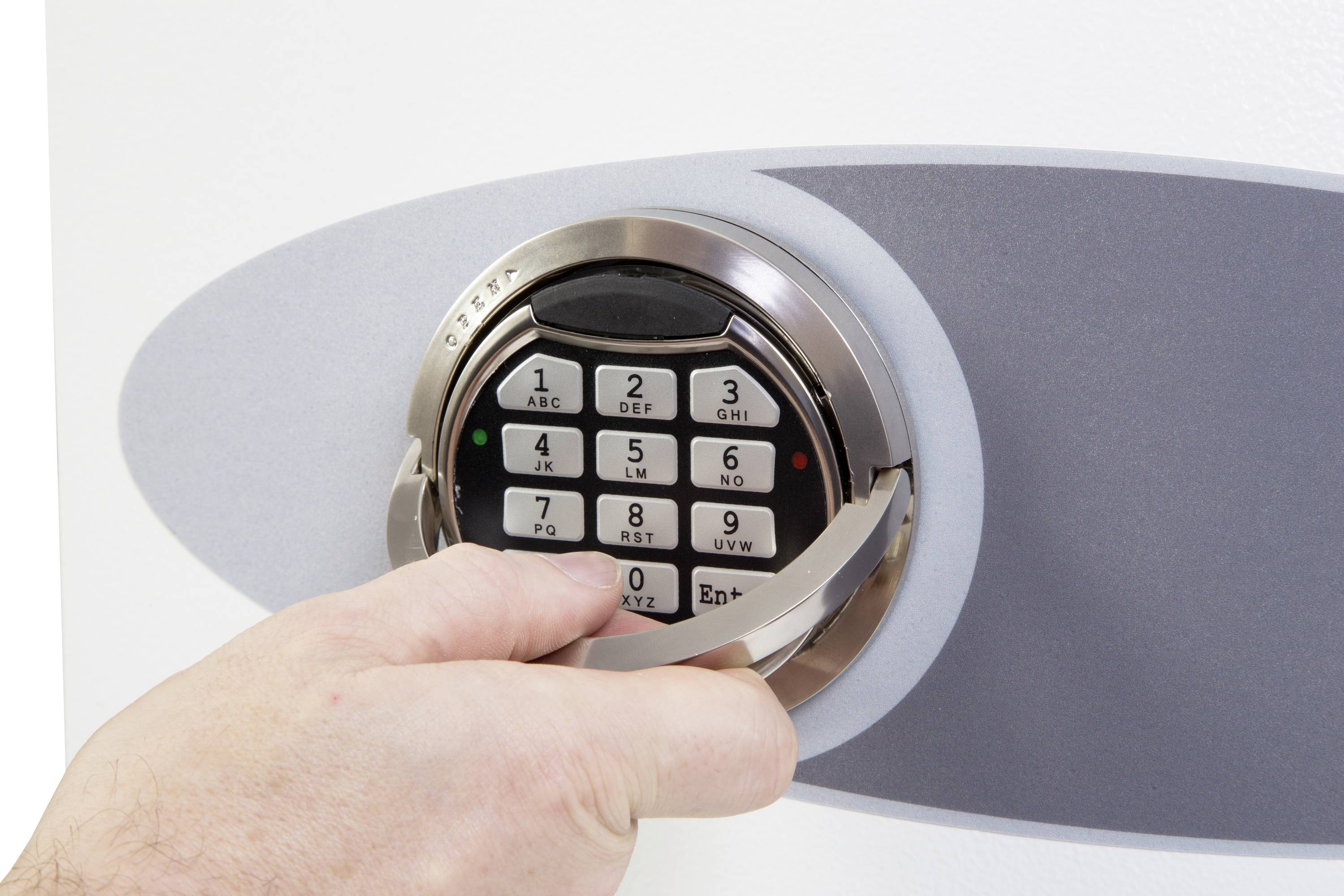 Eine Hand dreht den Hebel eines Zahlenschlosses an einem Tresor. Das Schloss zeigt Zahlen von 0 bis 9 auf einem Tastenfeld.