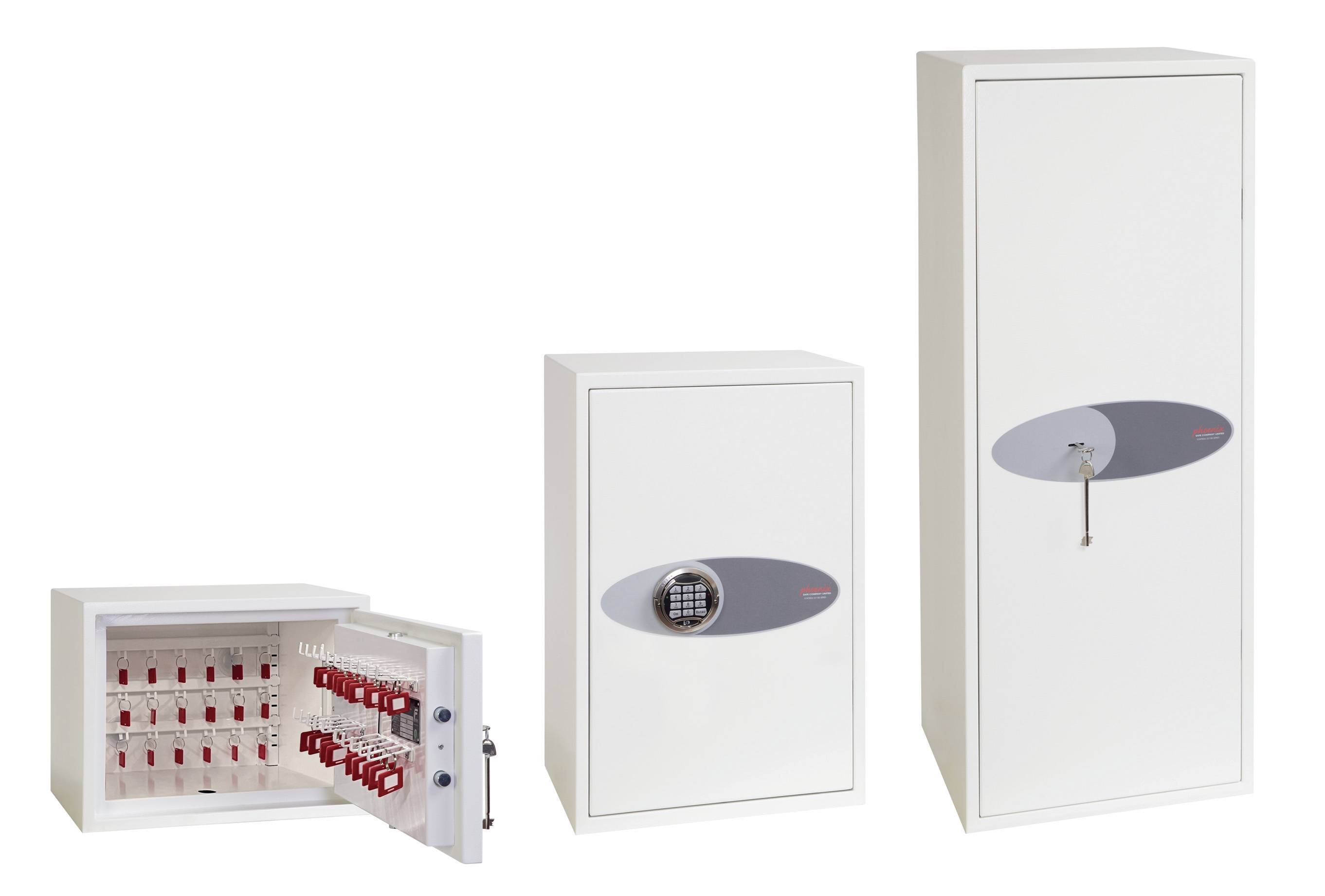 Drei weiße Safes in verschiedenen Größen. Der kleinere Safe ist mit elektronischem Code und Schlüssel, die anderen zwei sind hoch und dienen zur Lagerung.