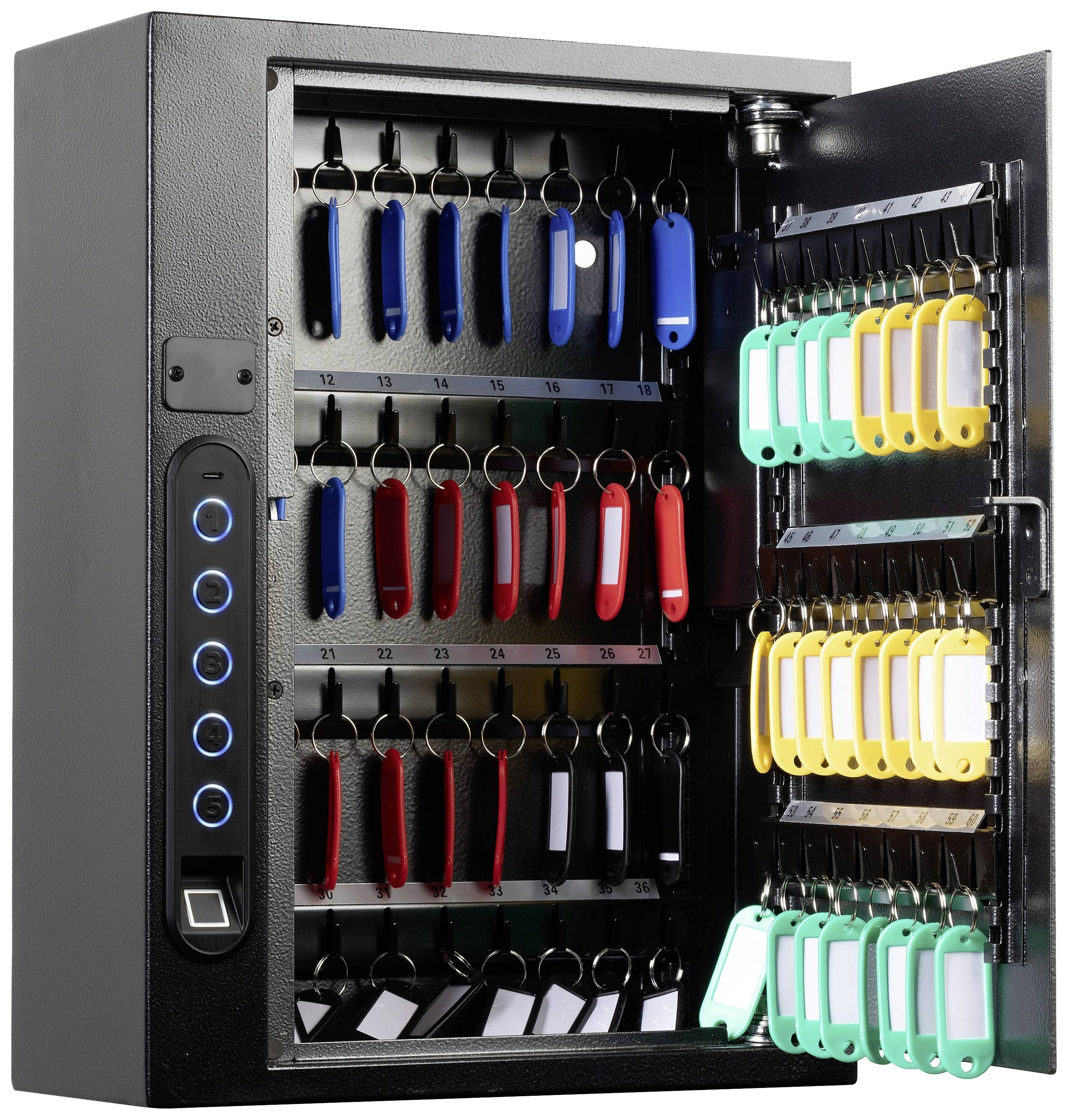 Ein offener Schlüsselschrank mit vielen nummerierten Haken, an denen bunte Schlüsselanhänger hängen.