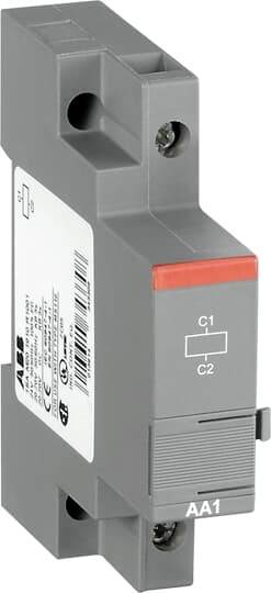 Ein grauer elektrische Leistungsschalter mit rotem Detail, Beschriftung 'C1', 'C2', und 'AA1', Markenetikett an der Seite.